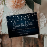 Navy Blue Rustic Wood String Lights bewaren de dat Briefkaart<br><div class="desc">Navy Blue Rustic Wood String Lichten sparen het Briefkaart Datum aankondiging - het perfecte sparen de Datum voor de bruid en de bruid die van een bijtend thema houden. Robuust hout met gloeiende snaarlichten en scripttypografie. De rug van de sjabloon staat voor uw terugkeeradres, en code QR aan uw trouwwebsite...</div>