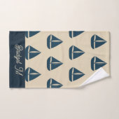navy blue sailboat & Monogram Beige Coastal home Bad Handdoek (Handdoek)