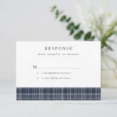 Navy Blue Scottish Tartan Wedding RSVP Kaartje (Staand voorkant)