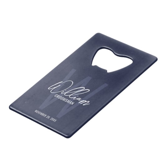 Navy Blue Script Specialized Groomsman's Name Creditkaart Flessenopener (Voorkant Gekanteld)