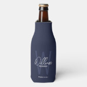 Navy Blue Script Specialized Groomsman's Name Flesjeskoeler (Fles Voorkant)