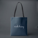 Navy Blue Script | Stijlvol Monogram Modern Tote Bag<br><div class="desc">Een eenvoudig,  stijlvol,  op maat gemaakt monogram-ontwerp in een casual handgeschreven zwart-wit en opvallend monochroom marineblauw. Het monogram kan gemakkelijk worden gepersonaliseerd om een ontwerp zo uniek te maken als u bent! Het perfecte trendy cadeau of accessoire voor elke gelegenheid.</div>