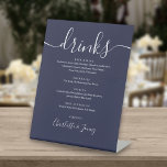 Navy Blue Signature Script Wedding Drinken Menu Reclamebord Met Voetstuk<br><div class="desc">Dit elegante blauw minimalistisch menu van drinken is perfect voor uw trouwfeest. Ontworpen door: Thisnotme©</div>