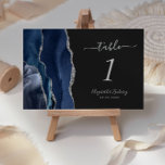 Navy Blue Silver Agate Dark Wedding Kaart<br><div class="desc">De linkerrand van deze elegante moderne trouwtafel-nummerkaart is voorzien van een blauw marinesleutel aan de waterverf,  die met faux zilveren glitter is getrimd. De aanpasbare tekst combineert zilvergrijze handschrift-,  cursief- en copperplate-lettertypen op een niet-zwarte achtergrond.</div>
