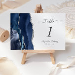 Navy Blue Silver Agate Wedding Kaart<br><div class="desc">De linkerrand van deze elegante moderne trouwtafel-nummerkaart is voorzien van een blauw marinesleutel aan de waterverf,  die met faux zilveren glitter is getrimd. De aanpasbare tekst combineert het handschrift van houtskool grijs,  en cursieve en copperplate doopvonten op een witte achtergrond.</div>