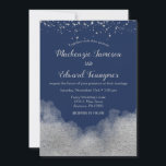Navy Blue Silver Confetti Wedding Invitation Kaart<br><div class="desc">Een elegante marineblauwe en zilverbruiloft met zilveren confetti-stof bovenaan en zwart zilveraccent onderaan.</div>