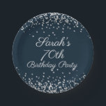 Navy Blue Silver Glitter 70th Birthday Party Papieren Bordje<br><div class="desc">Elegant marvy blue met zilveren glitter 70ste verjaardagsfeestje borden,  gepersonaliseerd met een naam. Neem contact met ons op voor hulp bij aanpassingen of overeenkomende producten.</div>