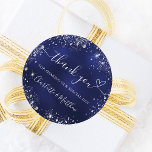 Navy Blue Silver-hart bedankt voor je bruiloft Ronde Sticker<br><div class="desc">Een klassieke blauw marineschaafachtergrond,  de blauwe kleur is ongelijk. Gedemoreerd met faux zilveren glitter,  sparkles en een hart. Pas uw namen aan en voeg deze toe. Met de tekst: Bedankt voor het delen van onze speciale dag.</div>