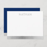 Navy Blue Silver Modern Bar Mitzvah Bedankkaart<br><div class="desc">Bar Mitzvah en Bat Mitzvah Persoonlijke Moderne Dank u Noteer Kaarten met een eenvoudige en moderne blauwe en zilveren grijze grensstreep en een gepersonaliseerde naam in een subtiele unieke leuke doopvont aan de bovenkant. Coördinerende punten beschikbaar in de Sectie van de Bar Mitzvah van de Ontwerper van Zazzle van de...</div>