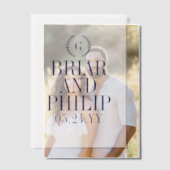 Navy Blue Slender Laurel Krans Monogram Huwelijk Vellum Uitnodigingen (Offset (Koppel))