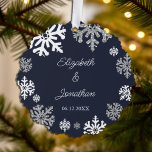 Navy Blue Snowflakes Winter Wedding Ornament Kaart<br><div class="desc">Zilvergrijs en witte sneeuwvlokken wintertrouwt collectie met een blauw marineachtergrond</div>