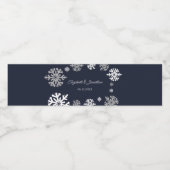 Navy Blue Snowflakes Winter Wedding Waterfles Etiket (Enkel label)
