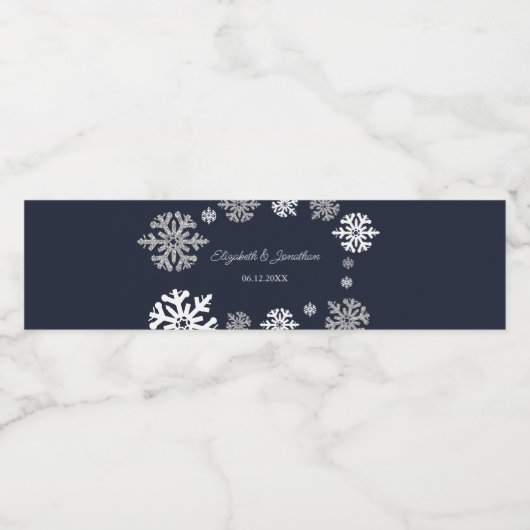 Navy Blue Snowflakes Winter Wedding Waterfles Etiket (Enkel label)