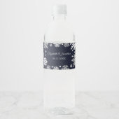 Navy Blue Snowflakes Winter Wedding Waterfles Etiket (Voorkant)