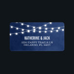 Navy Blue String Lights Bruiloft Adresetiketten Etiket<br><div class="desc">Het moderne ontwerp van het het adresetiket van de zomerbruiloft van de afbeelding met eenvoudige elegante gloeiende koordlichten die over de bovenkant hangen en een klastige mengeling van moderne en calligrafische manuscriptdoopvonten op een gedrukte faux textuurachtergrond van de waterverf. Een eenvoudig en stijlvol design, ideaal voor de zomer! Klik op...</div>
