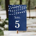 Navy Blue String Lights Wedding Table Numbers Kaart<br><div class="desc">Chic modern het aantalkaartontwerp van de zomertrouwlijst met eenvoudige elegante gloeiende koordlichten die over de bovenkant hangen en een classy mengeling van moderne en calligrafische manuscriptdoopvonten op een gedrukte faux textuurachtergrond van de waterverf. Een eenvoudig en stijlvol design, ideaal voor de zomer! Klik op de knop IT AANPASSEN om lettertypen...</div>