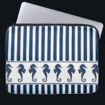 Navy Blue Stripes en Zeeen paarden Laptop Sleeve<br><div class="desc">Dit ontwerp aan zee omvat een witte band van marineblauwe zeeen over een marineblauw en bleek grijs streeppatroon.</div>