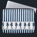 Navy Blue Stripes en Zeeen paarden Laptop Sleeve<br><div class="desc">Dit ontwerp aan zee omvat een witte band van marineblauwe zeeen over een marineblauw en bleek grijs streeppatroon.</div>