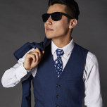 Navy Blue Summer Pattern Stropdas<br><div class="desc">Navy blauw stropdas met een klein zomerpatroon. Een leuk stropdas om de hele zomer lang te draag met een witachtig patroon dat zonneschijn,  palmbomen,  teenslippers,  zonnebrillen en seizoenshellen omvat. Ideaal voor kantoor- of zomerfeesten en -evenementen.</div>