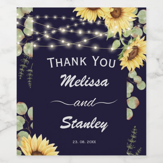 Navy Blue Sunflower Eucalyptus Lights Weddenschap Wijn Etiket (Enkel label)