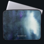 Navy Blue Waterverf | Diep Zee | Jouw namen toevoe Laptop Sleeve<br><div class="desc">Prachtige donkerblauwe waterverf abstract design. Er is een hint van paars gemengd in de kleuren. De jouw naam kan bij de bodem van dit product in witte doopvonten worden toegevoegd.</div>