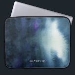 Navy Blue Waterverf | Diep Zee | Jouw namen toevoe Laptop Sleeve<br><div class="desc">Prachtige donkerblauwe waterverf abstract design. Er is een hint van paars gemengd in de kleuren. De jouw naam kan bij de bodem van dit product in witte doopvonten worden toegevoegd.</div>