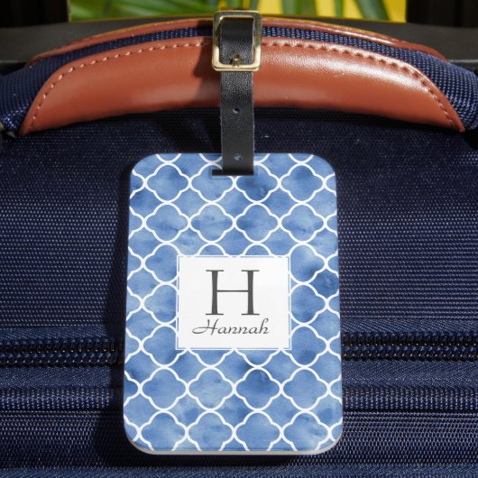 Navy Blue Waterverf Quatrefoil Pattern Monogram Bagagelabel (Voorkant Insitu 2)
