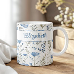 Navy Blue Waterverf Wildflowers Poppy Custom Name Koffiemok<br><div class="desc">Geniet van uw favoriete drankje in stijl met de "Navy Blue Waterverf Wildflowers Poppy Custom Name Coffee Mok." Deze charmante mok toont een delicaat waterverf-ontwerp met marineblauwe klaprozen en wilde bloemen, waardoor een serene en elegante esthetiek ontstaat. Het ingewikkelde bloemmotief loopt door de mok en biedt een verfijnde maar ingetogen...</div>