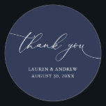 Navy Blue Wedding Bedankt Envelope Seal Ronde Sticker<br><div class="desc">Onze moderne minimalistische dank aan u sticker/zegel heeft "dank u" geschreven in een modern kalligrafiekscript en kan volledig worden aangepast met jouw naam,  datums en achtergrondkleur. Gemaakt om te passen aan onze Paarse Plum Modern Minimalist Wedding Suite.</div>