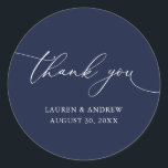 Navy Blue Wedding Bedankt Envelope Seal Ronde Sticker<br><div class="desc">Onze moderne minimalistische dank aan u sticker/zegel heeft "dank u" geschreven in een modern kalligrafiekscript en kan volledig worden aangepast met jouw naam,  datums en achtergrondkleur. Gemaakt om te passen aan onze Paarse Plum Modern Minimalist Wedding Suite.</div>