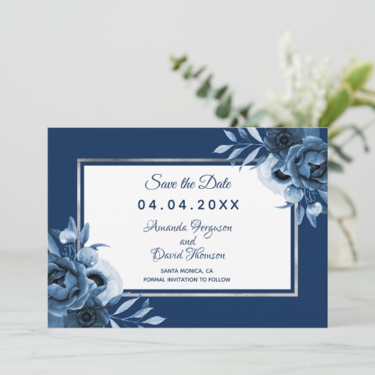 Navy blue white bruiloft floral Save the Date Aankondiging (Staand voorkant)
