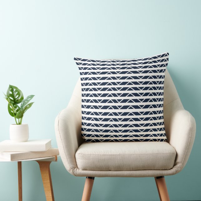 Navy Blue White Chevron Pattern Kussen (Stoel)