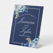Navy Blue White Floral Elegant Welkomsthuwelijk Reclamebord Met Voetstuk (Voorkant)