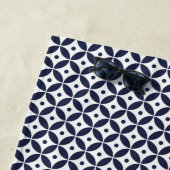 Navy Blue & White Geometric Circles Pattern Strandlaken (In situ)
