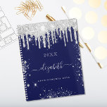 Navy blue white glitter drupt monogram script 2023 planner<br><div class="desc">Een blauwe achtergrond voor de marine, versierd met witte sterren en faux zilveren glitterdruppels en stof. Personaliseer en voeg jouw naam toe. De naam wordt geschreven met een modern handgeschreven stijlmanuscript met swashes. Om de spoelbeurten te houden schrap slechts de steekproefnaam, verlaat de ruimten of emoji's voor en na de...</div>