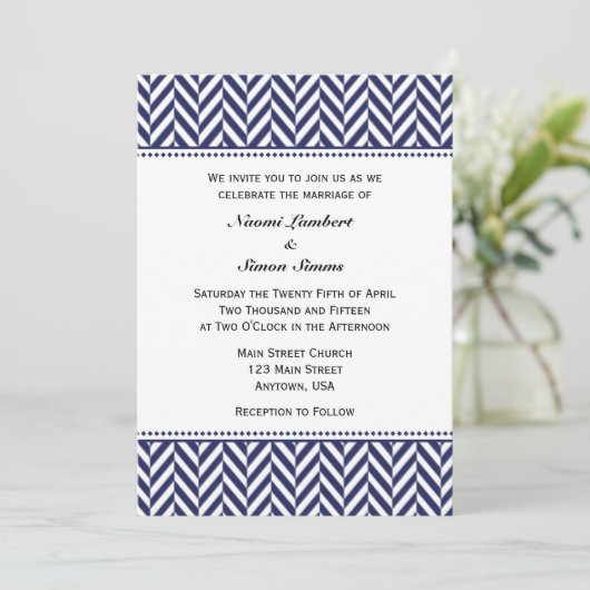 Navy Blue White Herringbone Wedding Invitation Kaart (Staand voorkant)