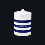 Navy Blue White Horiz Preppy Stripe #3 Monogram Theepot<br><div class="desc">Classic Navy Blue and White Preppy Horizontal Rugby Stripes #3 Naam Monogram Een stijlvol vet horizontaal streeppatroon met een sjabloon voor jouw naam, initialen of andere tekst. U kunt ook het tekstlettertype, de letterkleur, de lettergrootte en de rotatie aanpassen, de voorbeeldtekst verplaatsen of verwijderen, extra tekstvelden toevoegen, uw eigen afbeeldingen...</div>