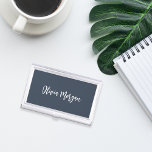 Navy Blue & White-kettingscript Visitekaarthouder<br><div class="desc">Het elegante hoesje van het visitekaartje kenmerkt jouw naam,  titel,  of keus van verpersoonlijking in witte hand scripted cursieve letters op een stoffige navy blauwe achtergrond.</div>