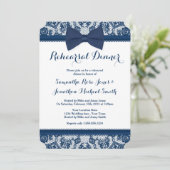 Navy Blue & White Lace Bow Rehearsal Dinner Kaart (Staand voorkant)