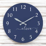Navy Blue White Modern Script Girly Monogram Naam Grote Klok<br><div class="desc">Navy Blue en White Simple Script Monogram Name Clock. Dit maakt de perfecte liefhebbende 16 verjaardag,  bruiloft,  vrijgezellenfeest,  verjaardagsdag,  baby shower of vrijgezellenfeest voor iemand die van luxe glam en stijl houdt.</div>