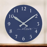 Navy Blue White Modern Script Girly Monogram Naam Ronde Klok<br><div class="desc">Navy Blue en White Simple Script Monogram Name Clock. Dit maakt de perfecte liefhebbende 16 verjaardag,  bruiloft,  vrijgezellenfeest,  verjaardagsdag,  baby shower of vrijgezellenfeest voor iemand die van luxe glam en stijl houdt.</div>