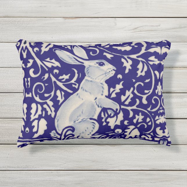 Navy Blue White Rabbit Floral Scroll Dedham Delft Buitenkussen (Voorkant)