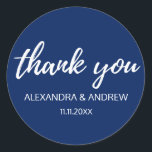 Navy Blue White Script Weddenschap DANK JE Ronde Sticker<br><div class="desc">Voeg deze prachtige kleine ronde envelopsticker zegels toe DANK U AAN uw bruiloft dank u enveloppen of een ander punt zoals giften of gunsten. Het liefst moderne maar elegante ontwerp van de brieven van de witte manuscriptkalligrafie. De achtergrondkleur kan gemakkelijk worden veranderd om uw kleurtinten aan te passen. U zult...</div>