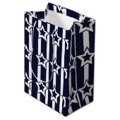 Navy Blue White Star Stripes Medium Cadeauzakje (Voorkant Gekanteld)