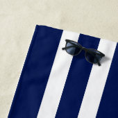 Navy Blue White Stripe gepersonaliseerd monogram Strandlaken (In situ)