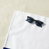 Navy Blue White Stripe - gepersonaliseerd rood mon Strandlaken (In situ)