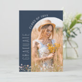 Navy Blue Wildflower Afstudeerfeest Arch Foto Kaart (Staand voorkant)