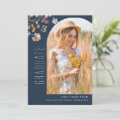 Navy Blue Wildflower Afstuderen Fotoaankondiging Aankondiging (Staand voorkant)
