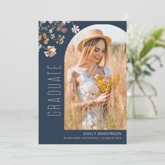 Navy Blue Wildflower Afstuderen Fotoaankondiging Aankondiging (Staand voorkant)