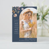 Navy Blue Wildflower Afstuderen Fotoaankondiging Aankondiging (Staand voorkant)